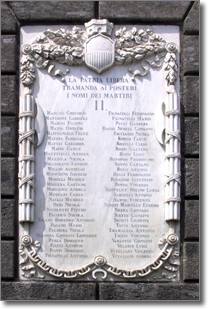 la lapide marmorea che si trova a destra del portone di palazzo San Giacomo