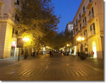 foto di uno scorcio di strada con negozi