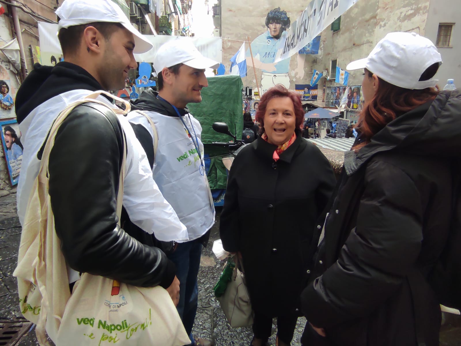 Tutor turistici, con pettorine e cappellini del Comune di Napoli, ai Quartieri Spagnoli