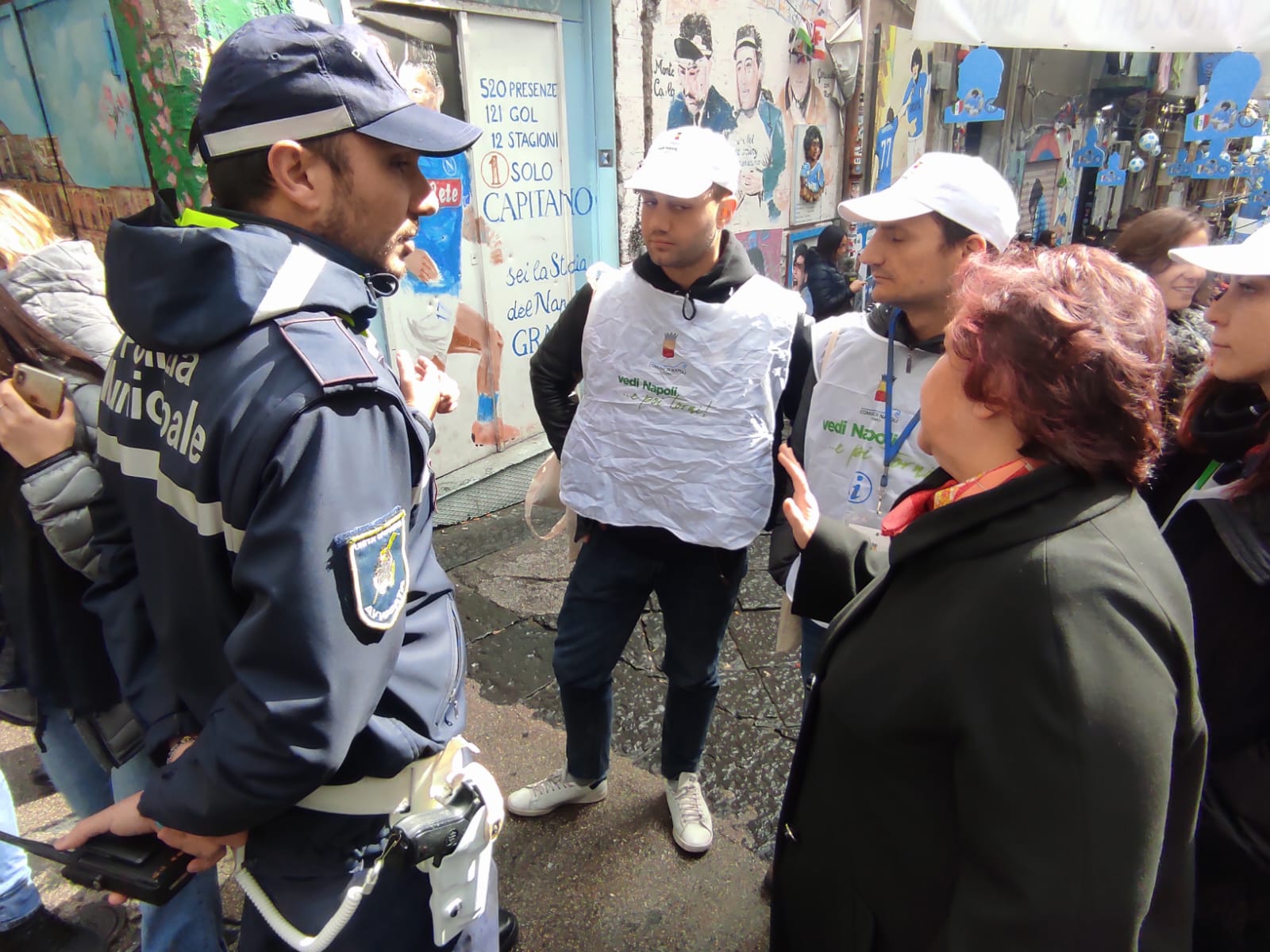 Tutor turistici, con pettorine e cappellini del Comune di Napoli, ai Quartieri Spagnoli