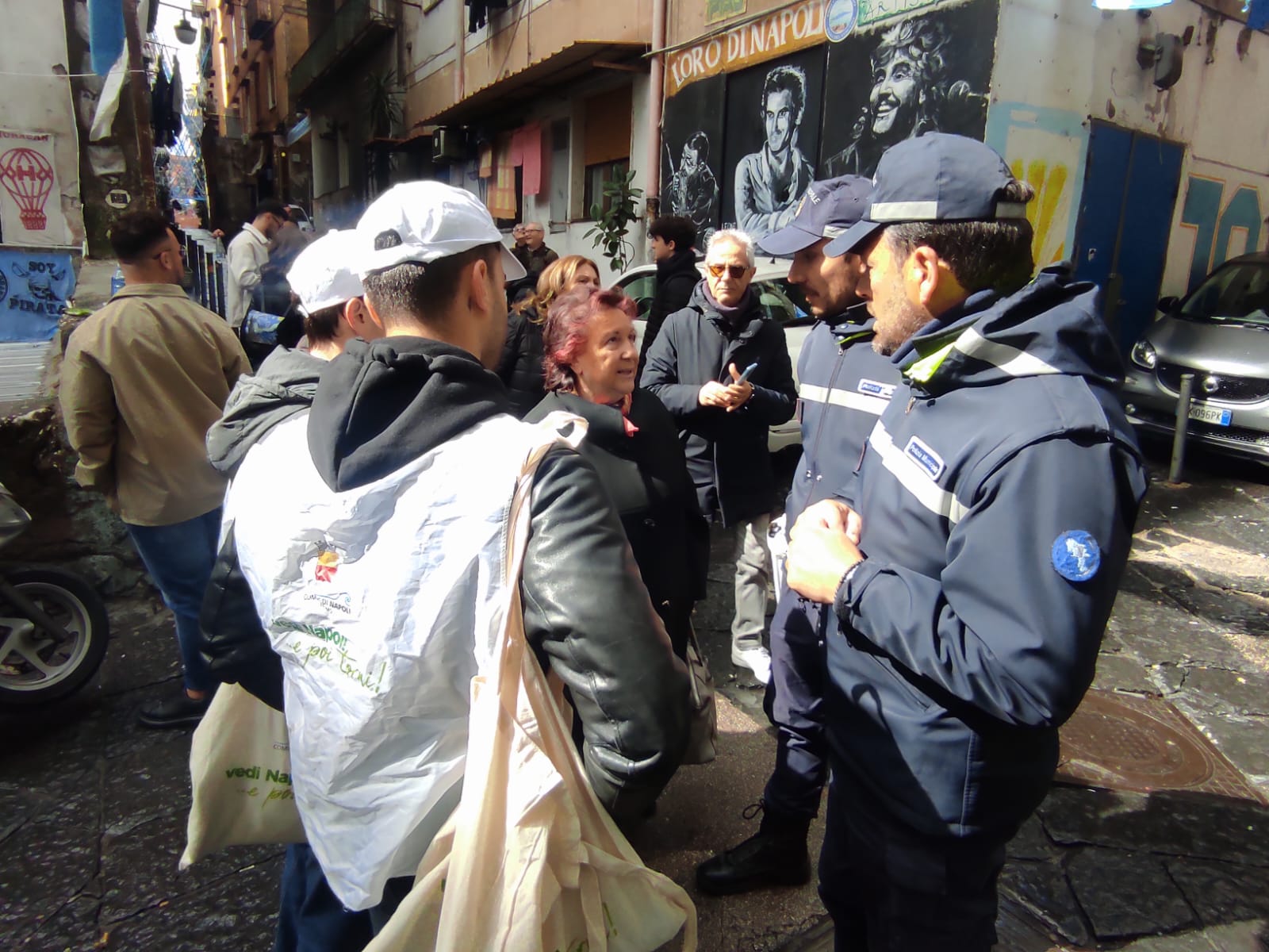 Tutor turistici, con pettorine e cappellini del Comune di Napoli, ai Quartieri Spagnoli