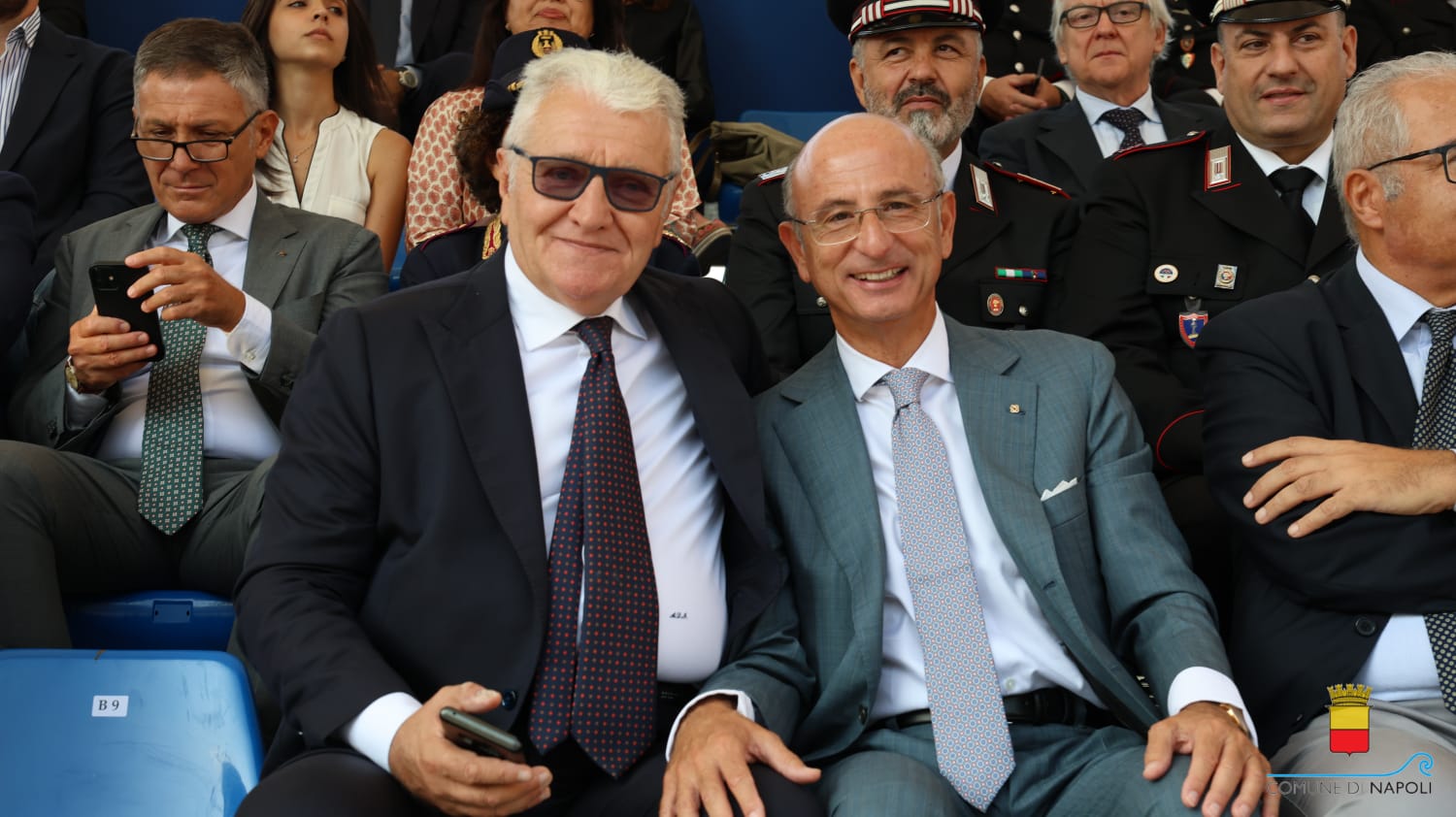 La Croce d'oro al Gonfalone del Comune di Napoli