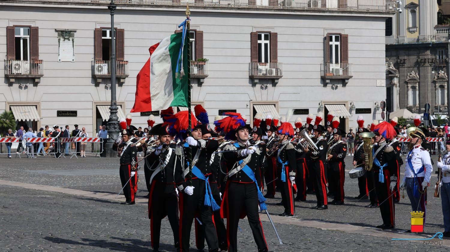 La Croce d'oro al Gonfalone del Comune di Napoli