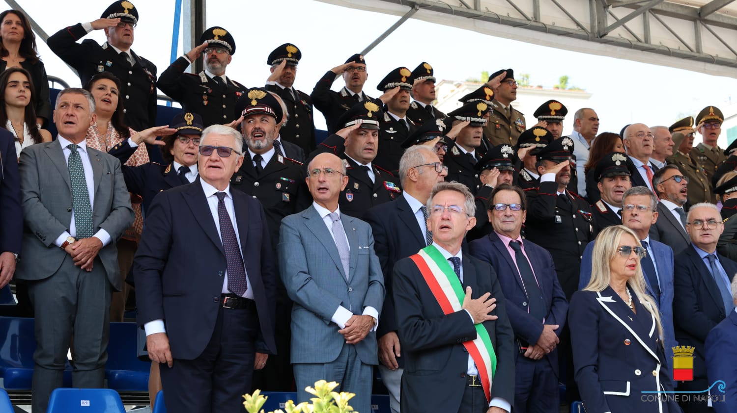 La Croce d'oro al Gonfalone del Comune di Napoli