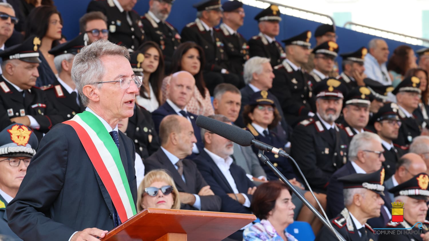 La Croce d'oro al Gonfalone del Comune di Napoli