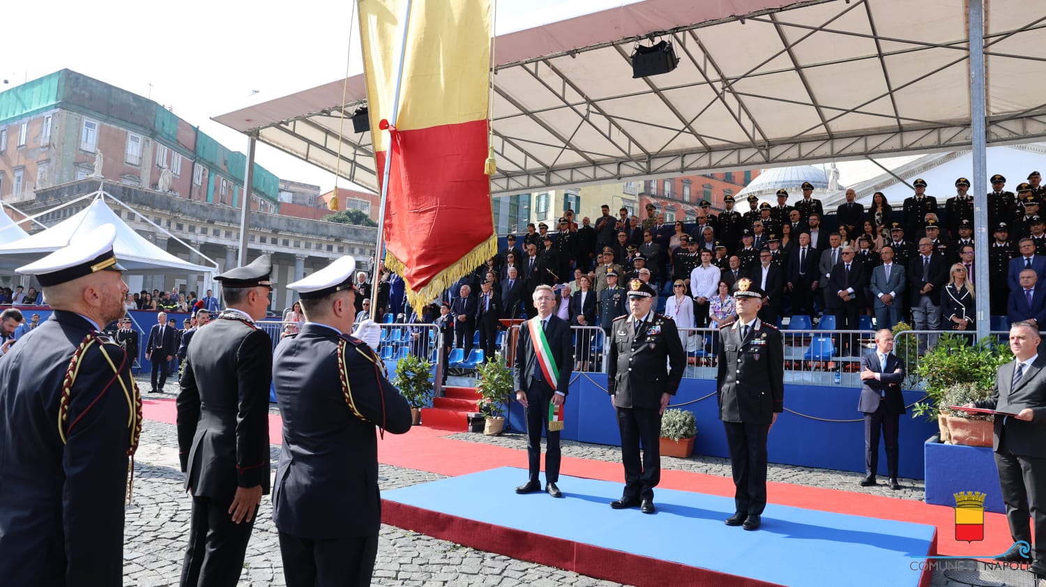 La Croce d'oro al Gonfalone del Comune di Napoli