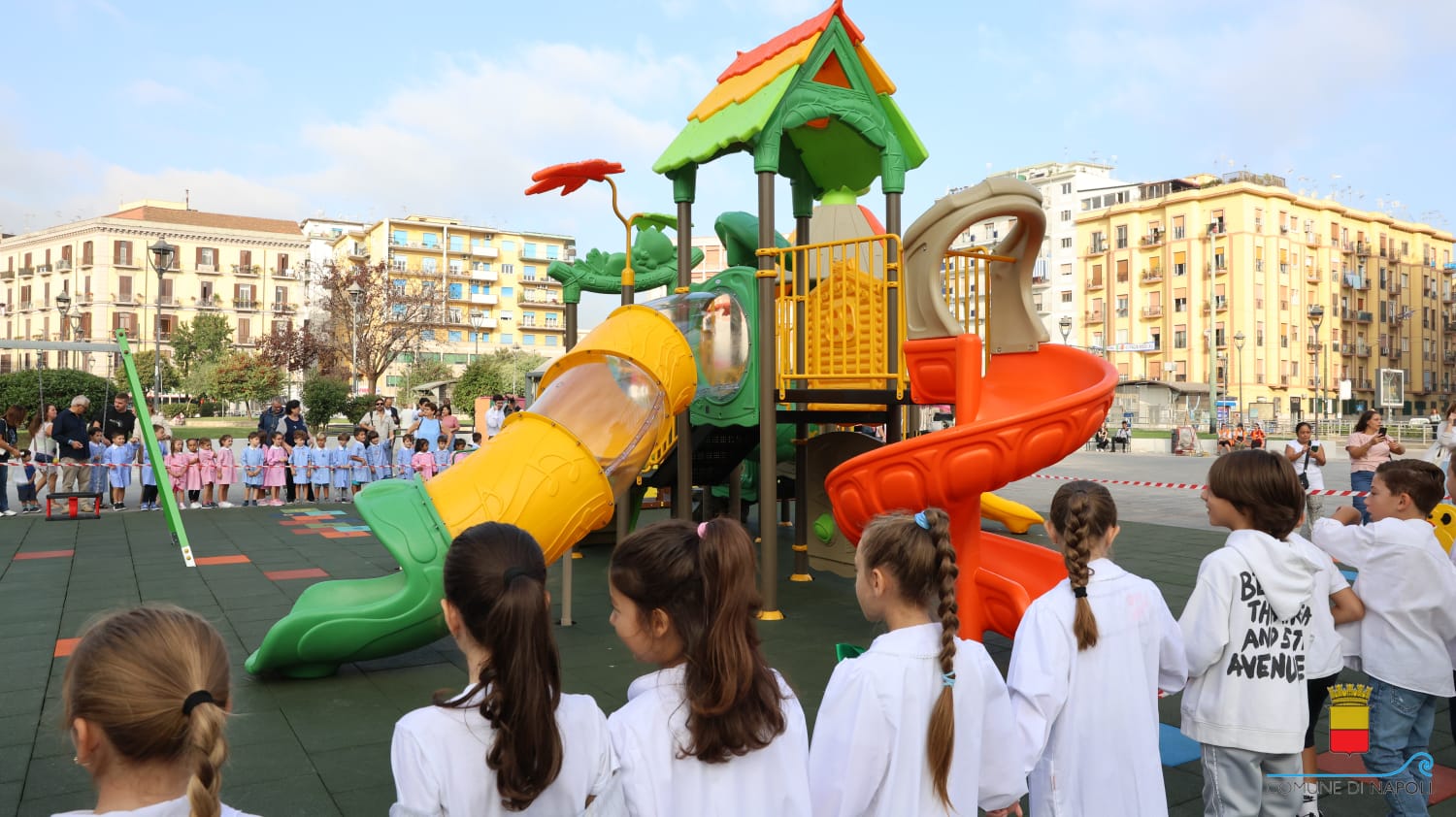 Ripristinate le giostrine e riqualificata l’area verde a piazza Nazionale