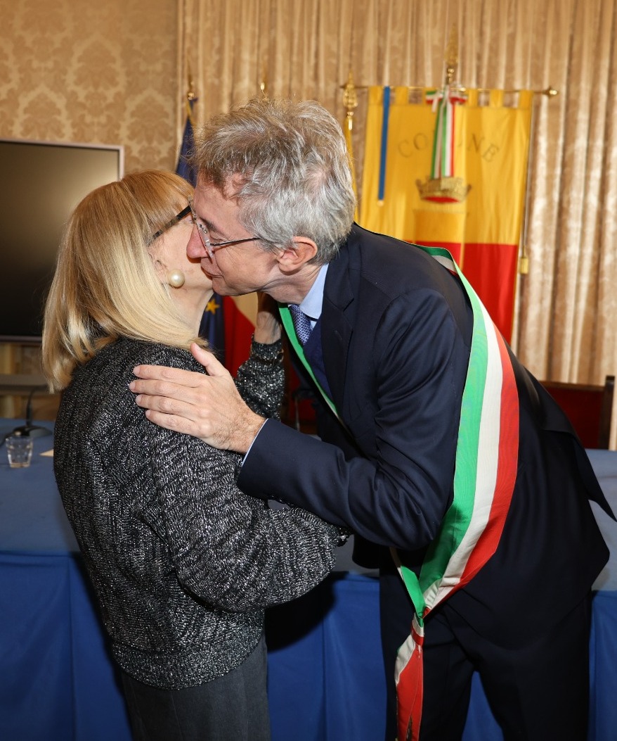 Il sindaco Manfredi conferisce la Medaglia della Città di Napoli a Miranda Martino