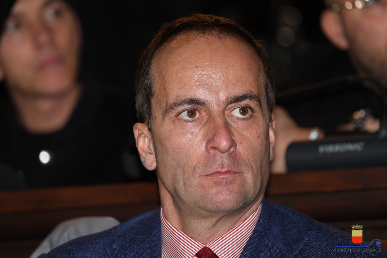 Il sindaco Manfredi consegna una targa a Geolier