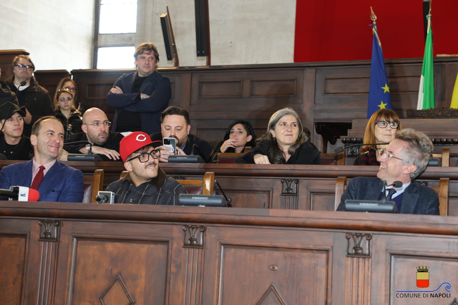 Il sindaco Manfredi consegna una targa a Geolier