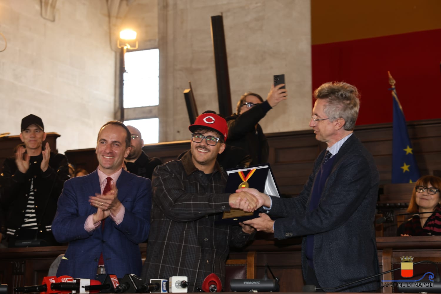 Il sindaco Manfredi consegna una targa a Geolier