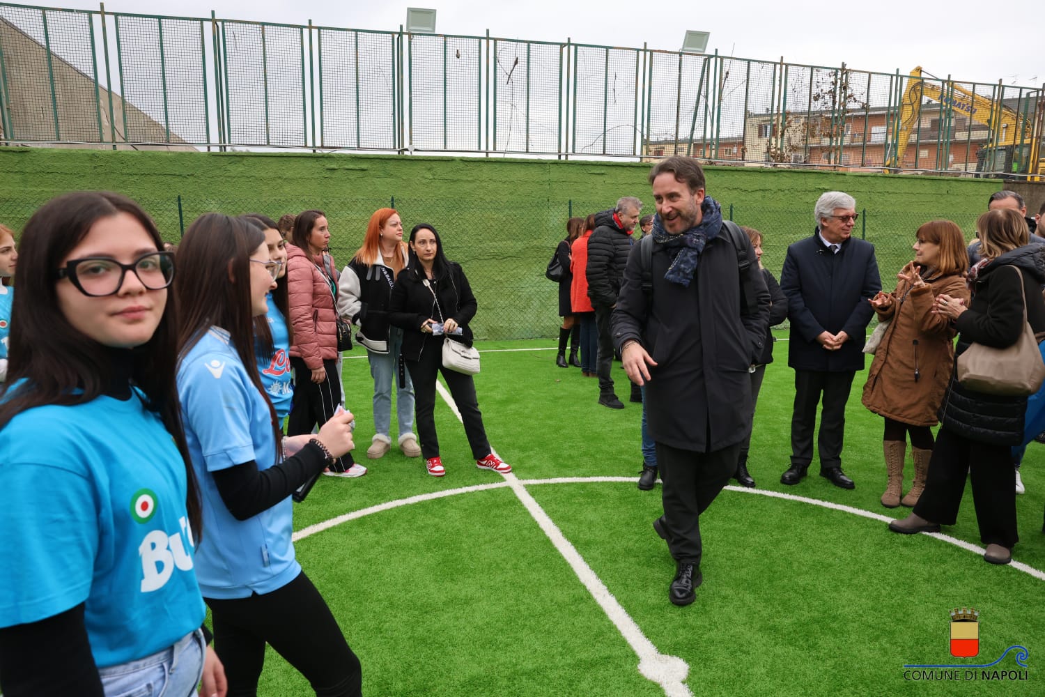 Inaugurato un campetto di calcio per le ragazze e i ragazzi del rione Amicizia