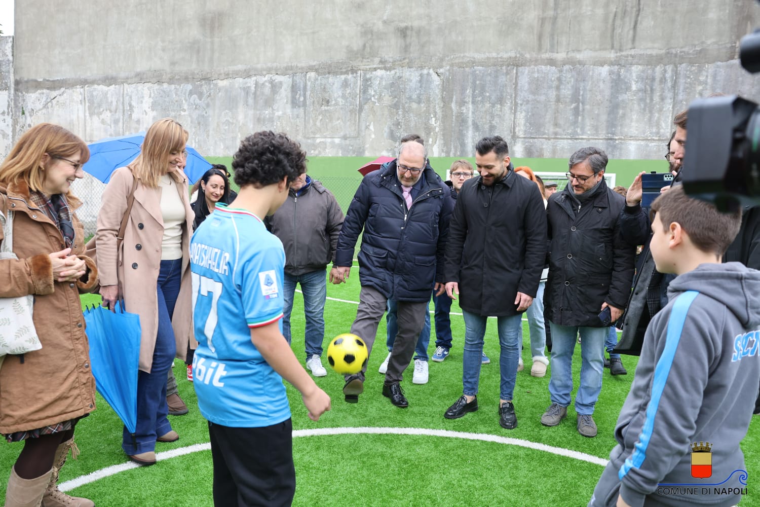 Inaugurato un campetto di calcio per le ragazze e i ragazzi del rione Amicizia