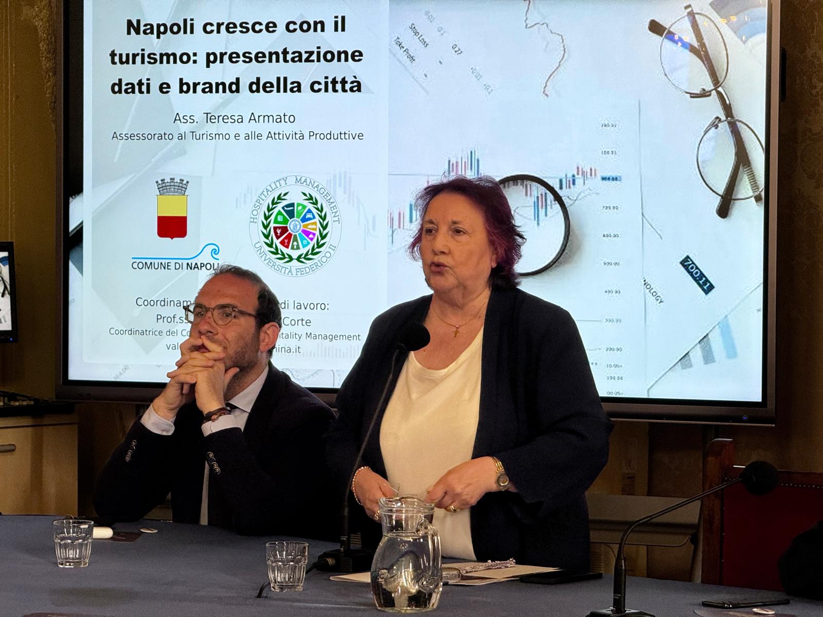 Napoli cresce con il turismo: presentazione dati e brand della città