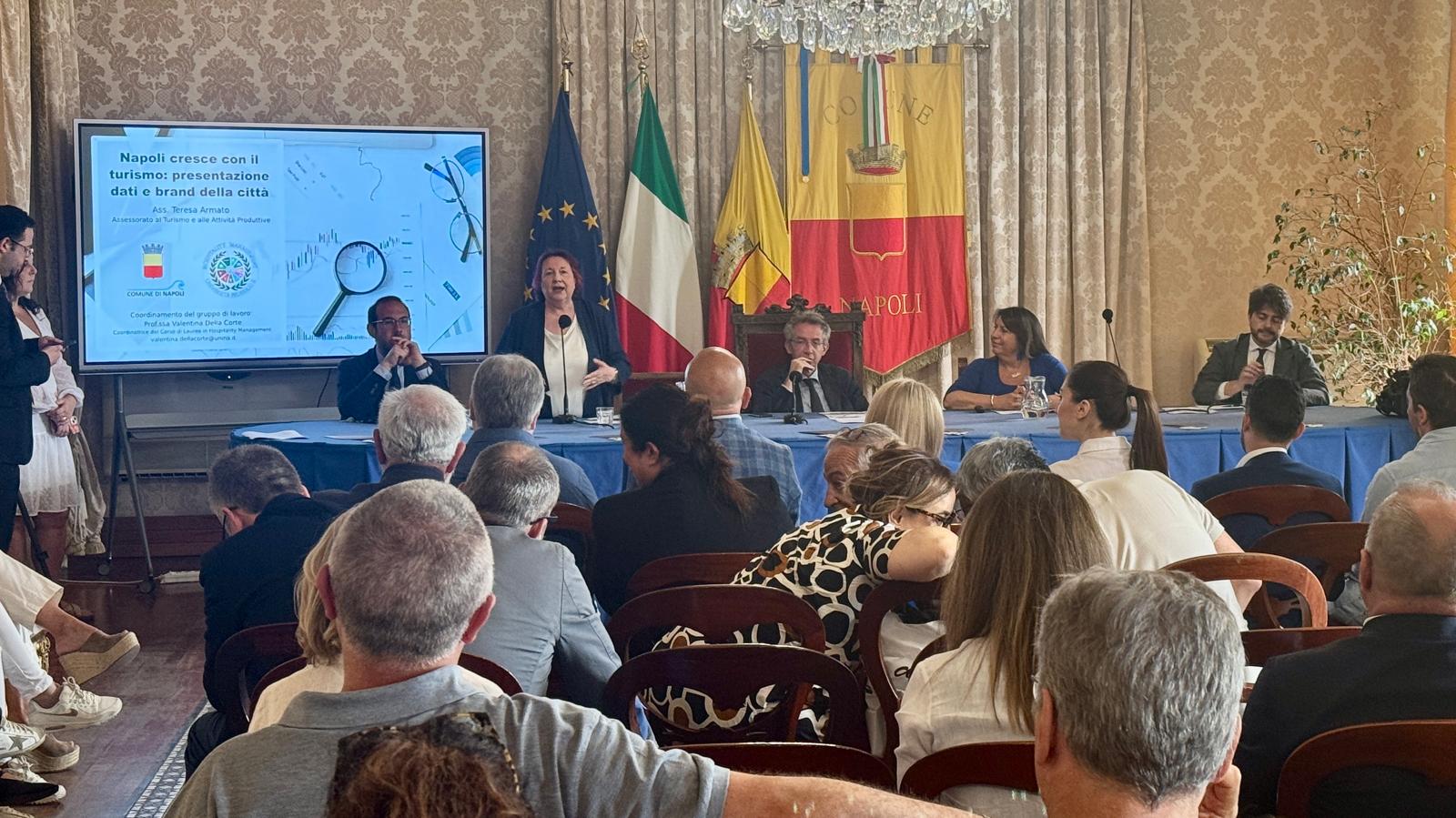 Napoli cresce con il turismo: presentazione dati e brand della città