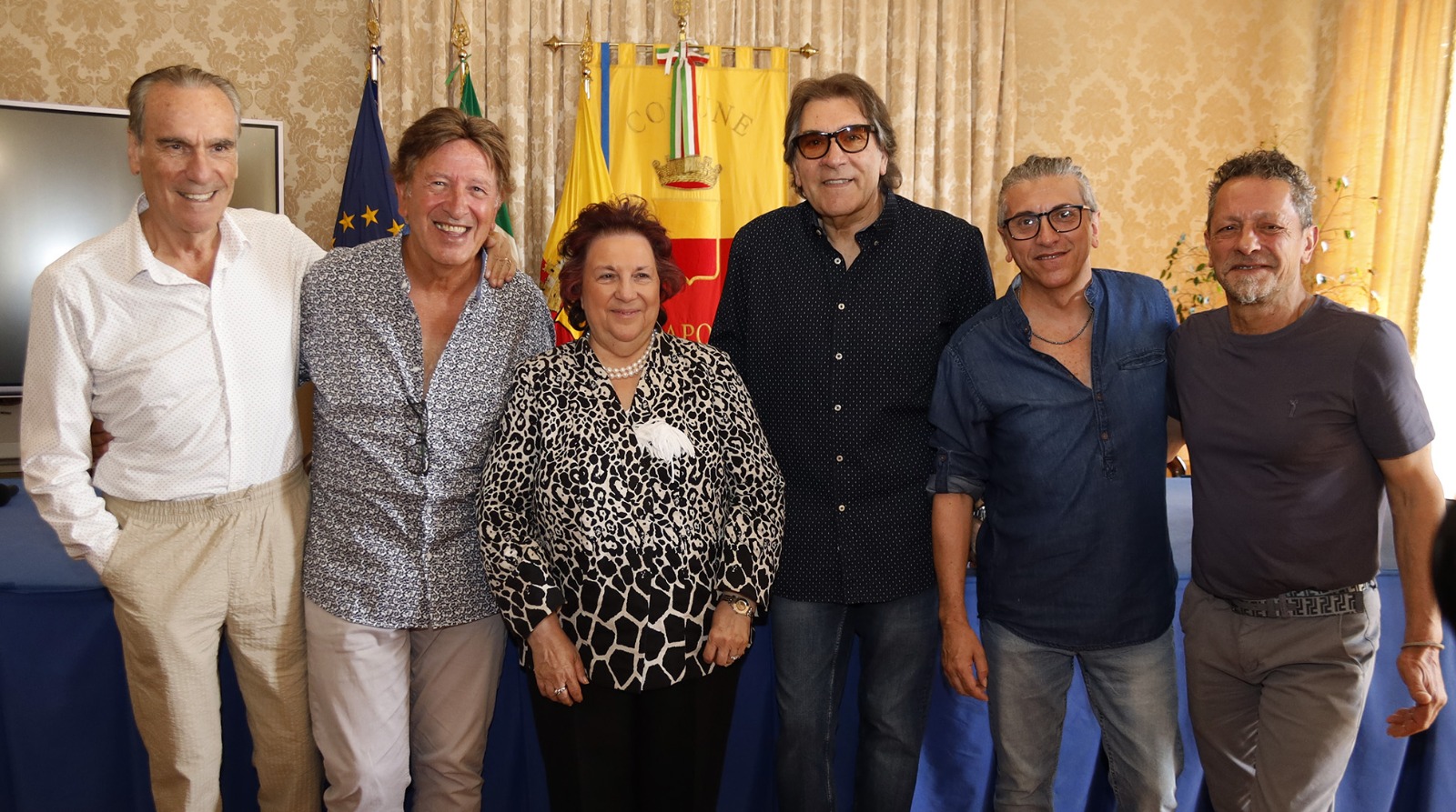 A "Il Giardino dei Semplici" consegnata la targa della Città per i 50 anni di carriera