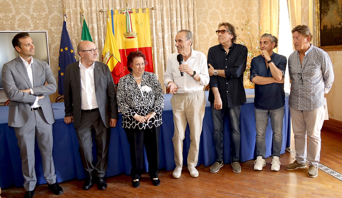 A "Il Giardino dei Semplici" consegnata la targa della Città per i 50 anni di carriera