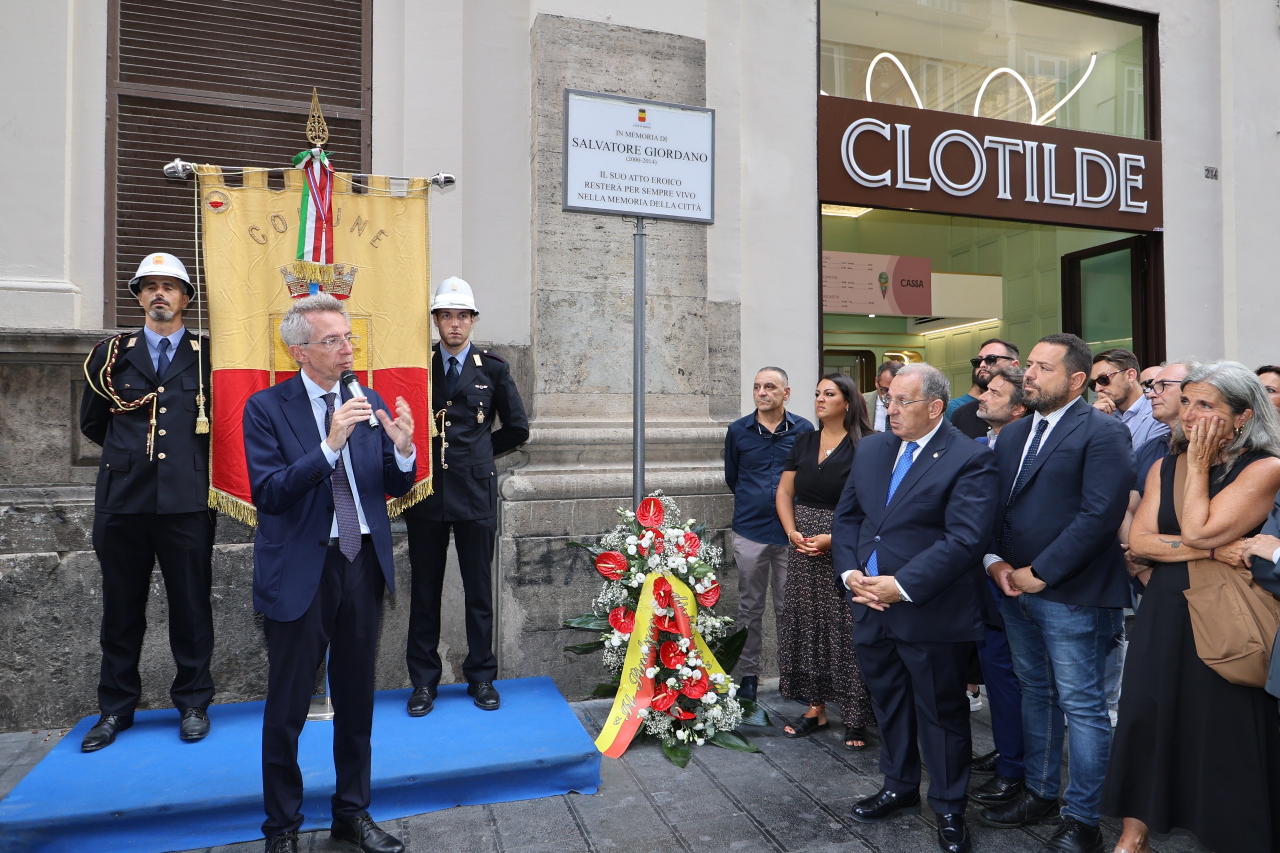 Una targa in memoria di Salvatore Giordano all'ingresso della Galleria Umberto