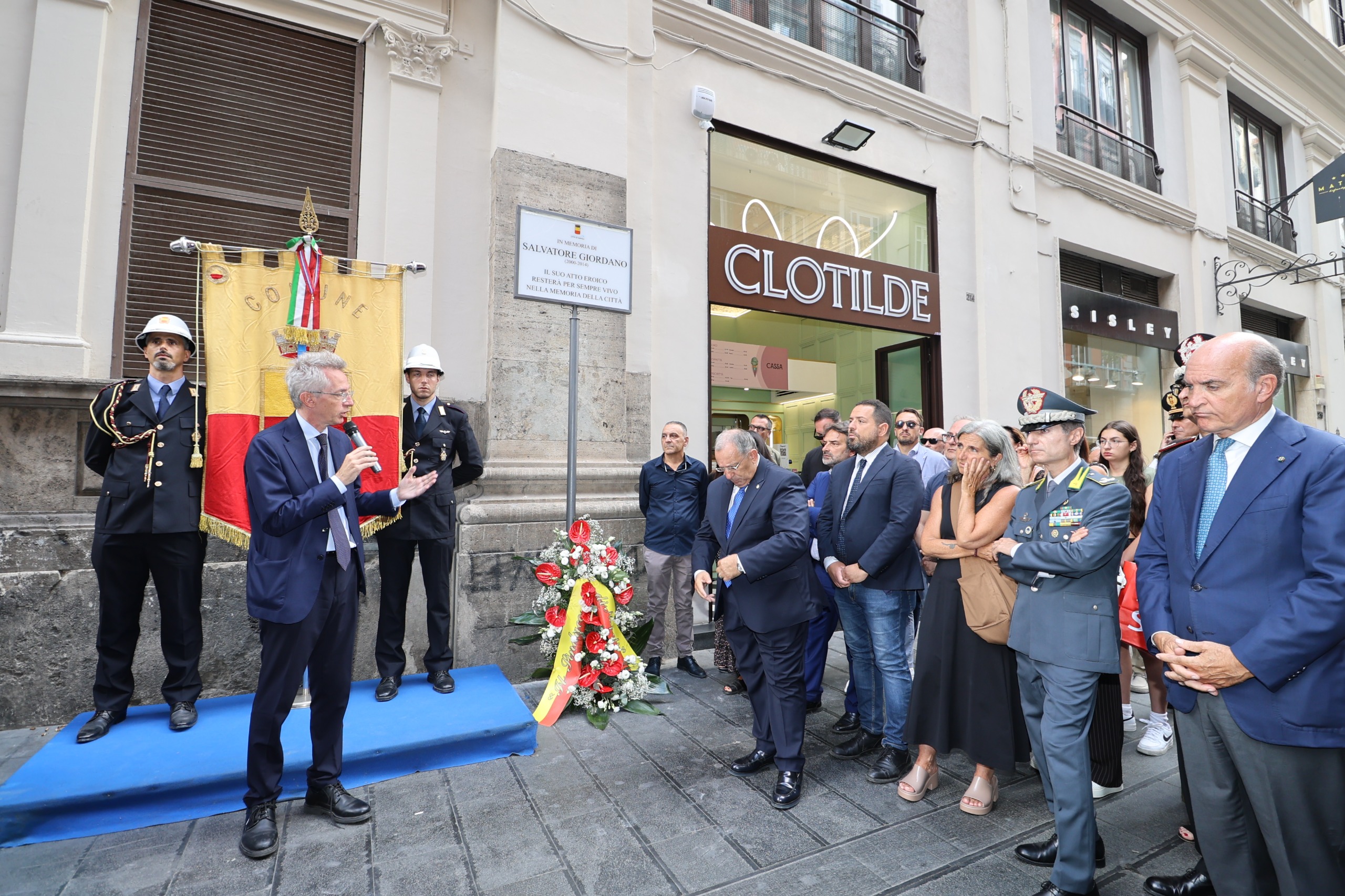 Una targa in memoria di Salvatore Giordano all'ingresso della Galleria Umberto