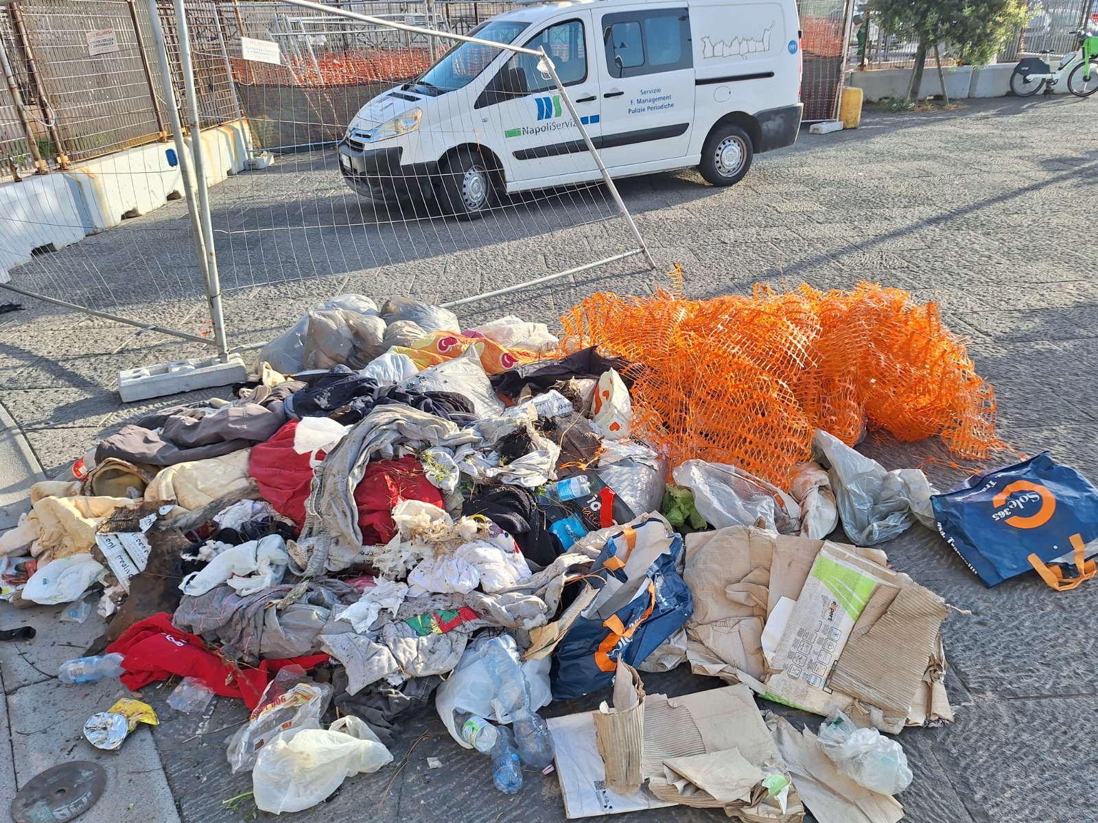 Ripulite le mura perimetrali del Maschio Angioino: raccolte oltre 5 tonnellate di rifiuti