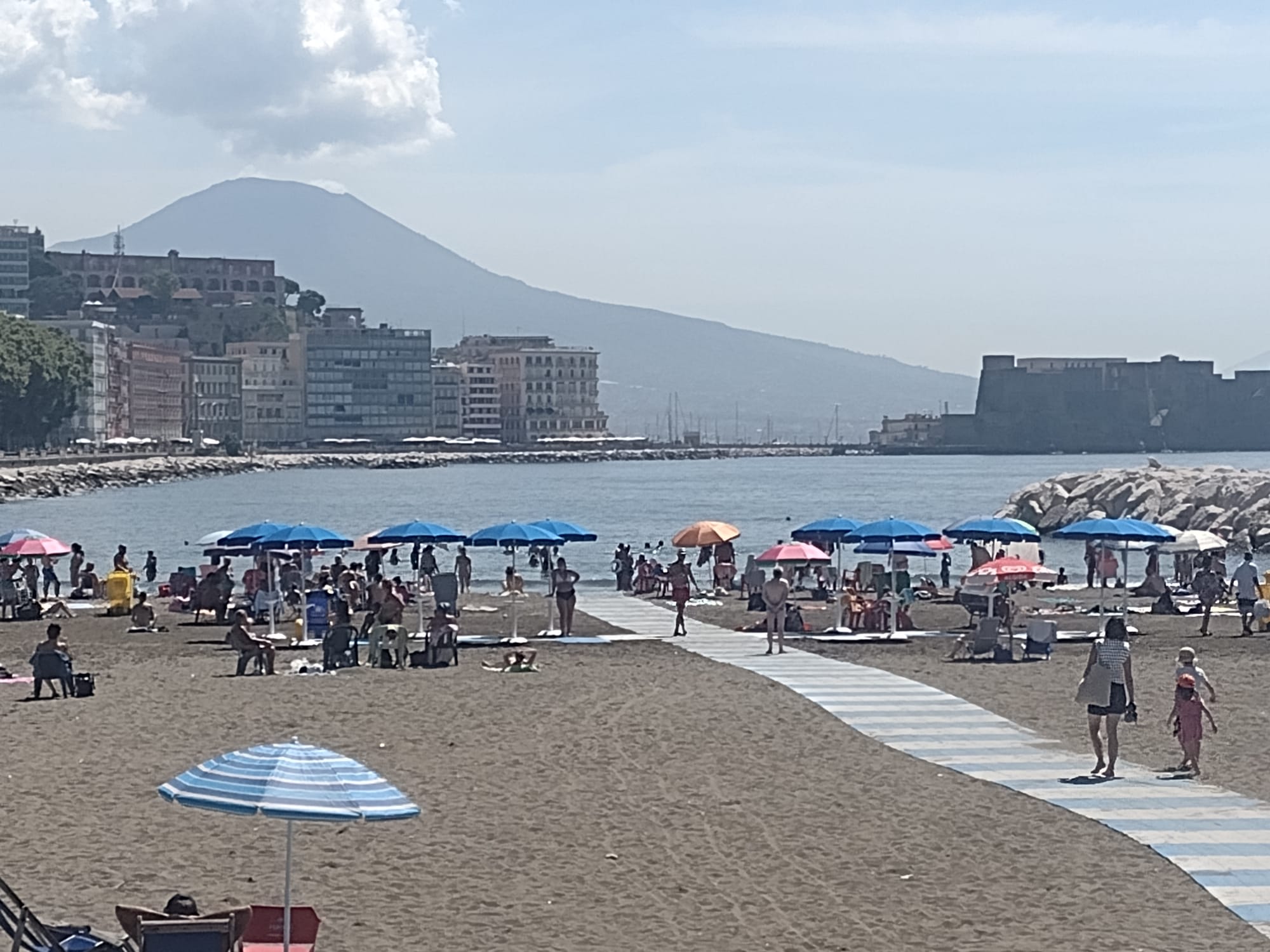Ombrelloni gratuiti in spiaggia a via Caracciolo