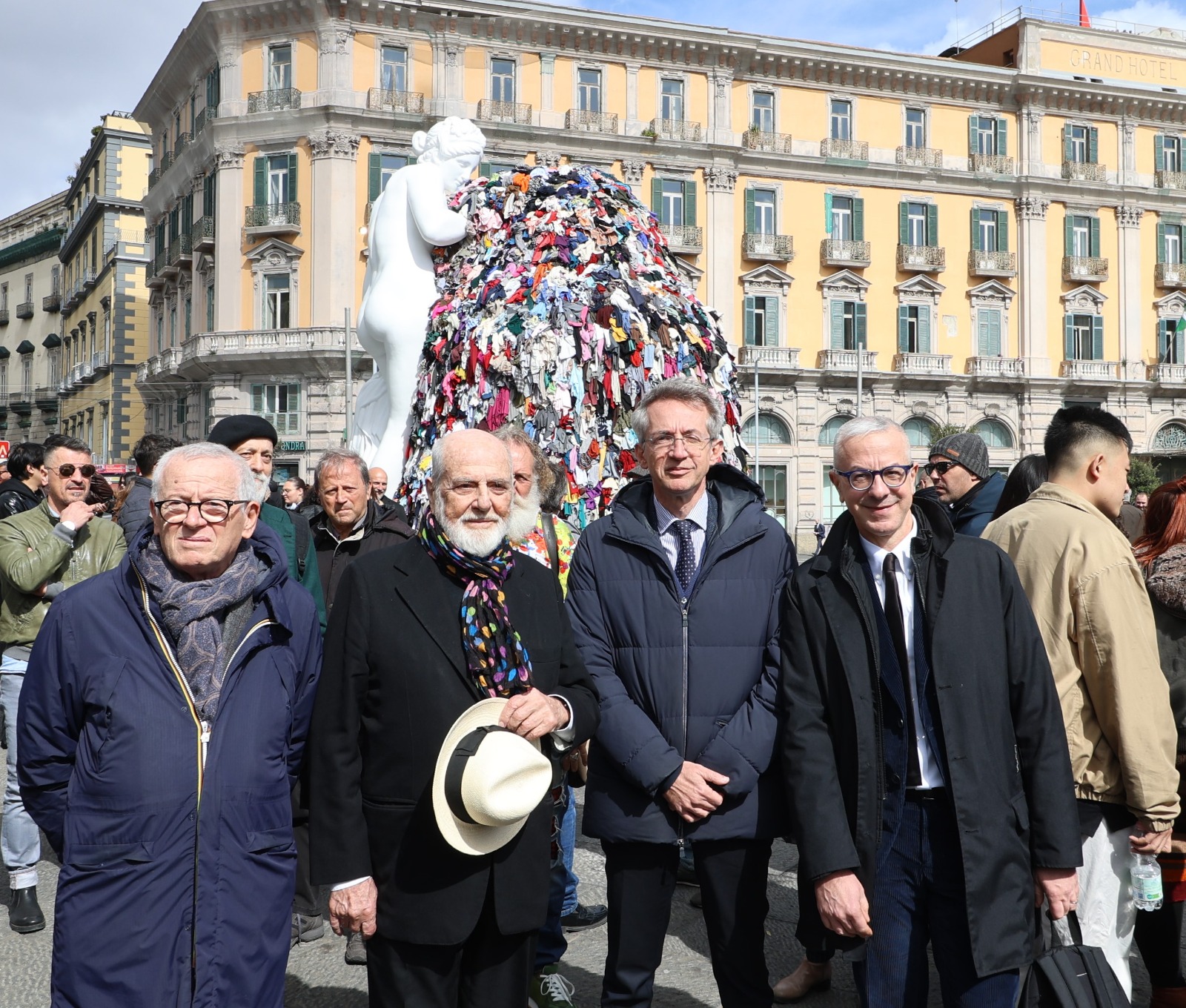 La Venere degli stracci risorge in Piazza Municipio a Napoli
