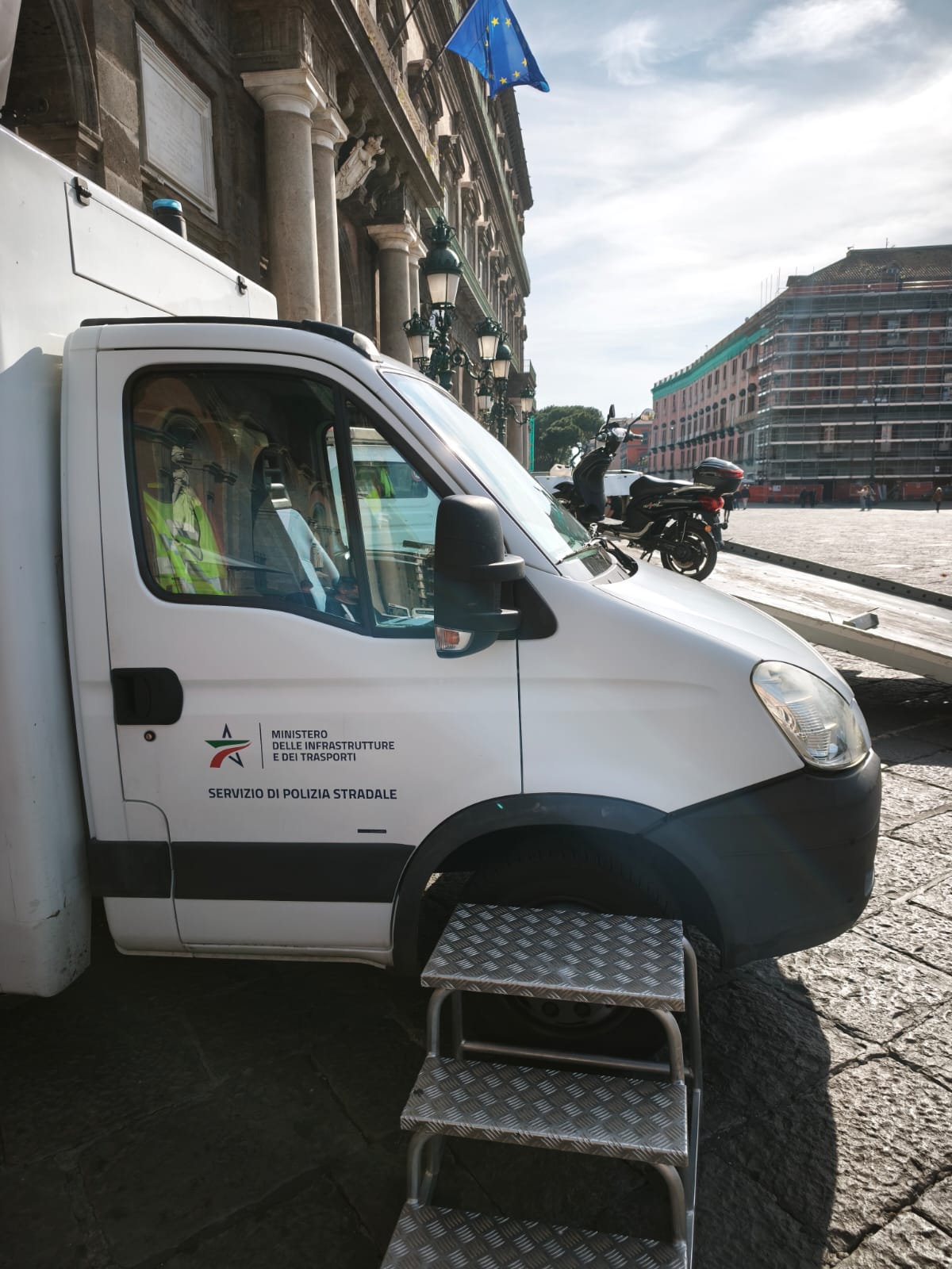 Napoli: controlli su mobilità, commercio e permessi ZTL