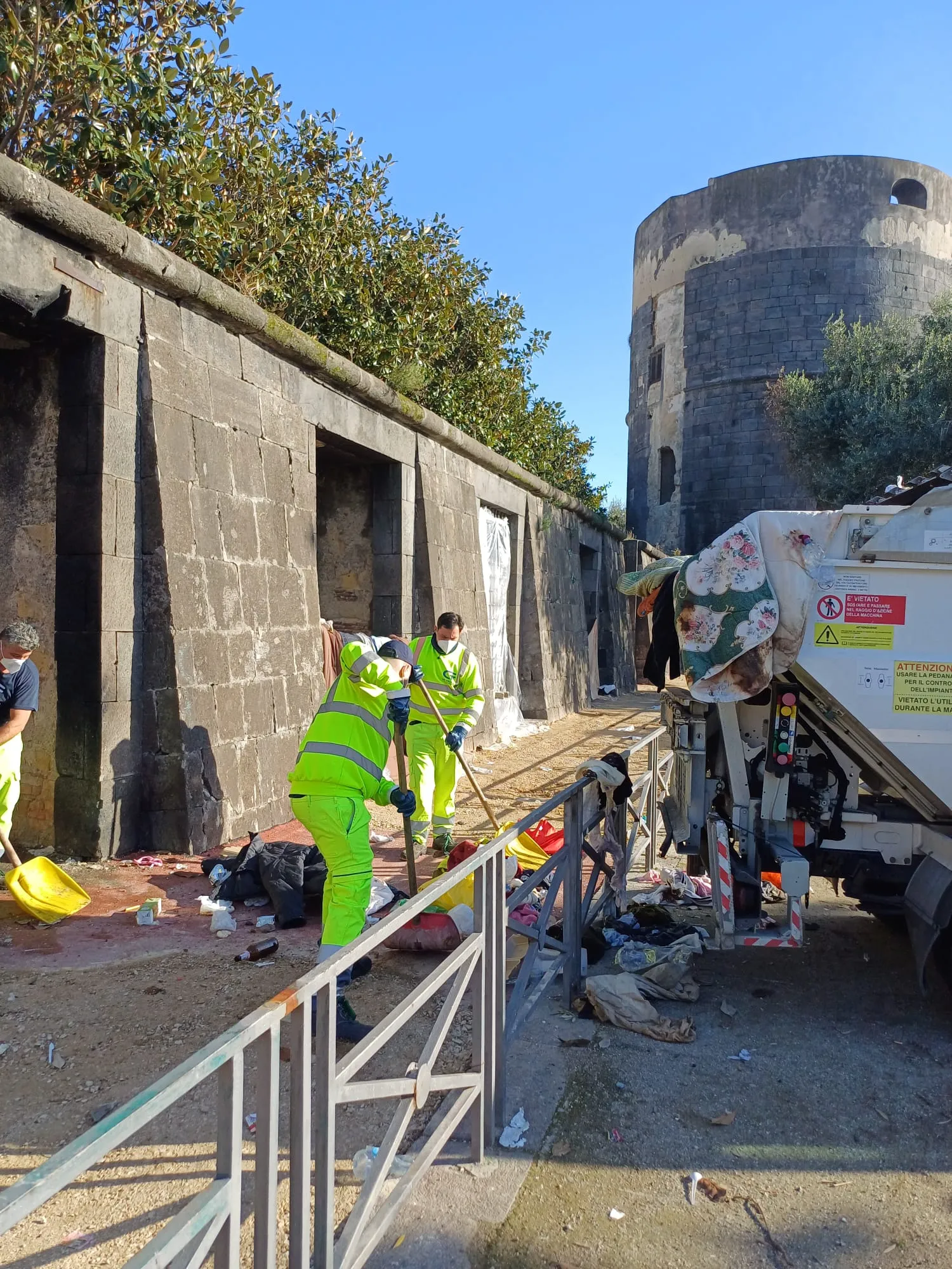 Immagine di 2 Maxi intervento di pulizia presso le Torri aragonesi