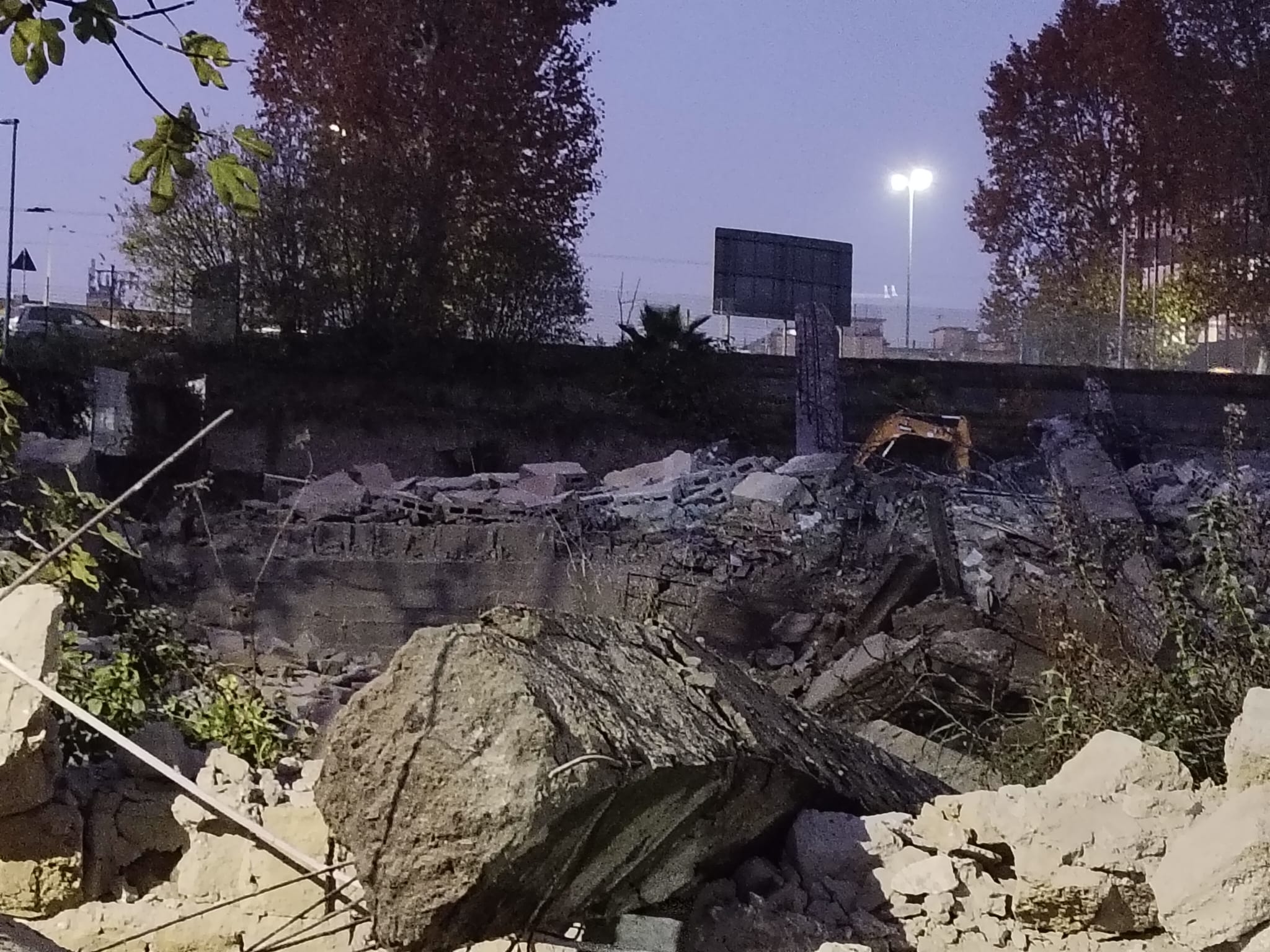 Crollo muro di cinta in Via Francesco Pinto: Nessun Ferito Grave, Danni Contenuti alle Auto in Sosta