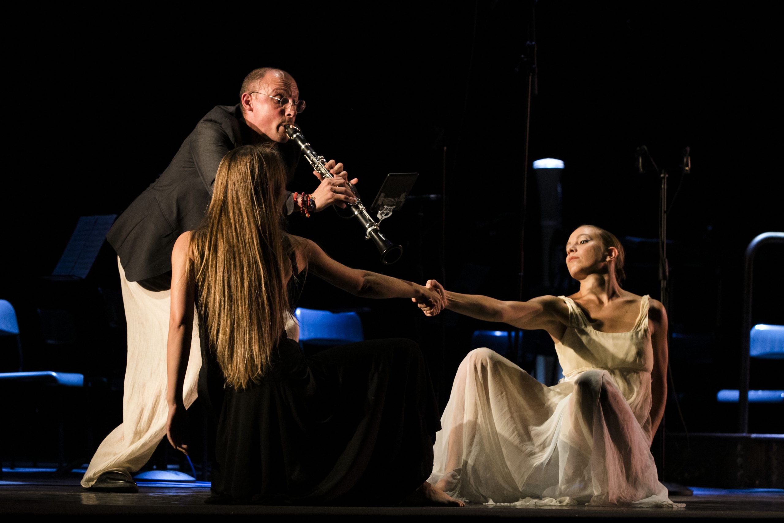 02 Generati dal disordine, noi siamo Caos - Kevin Spagnolo con danzatrici Compagnia Con.Cor.D.A. - Foto Antonella Limotta